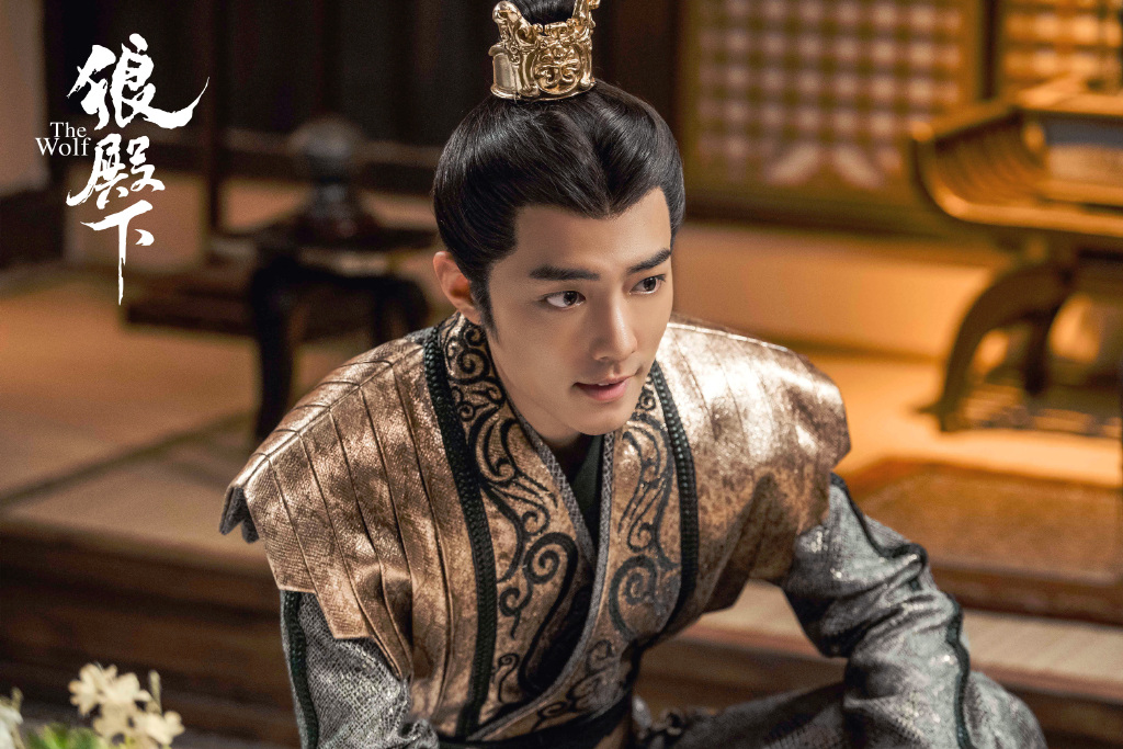 TOP 3 :肖战(15340485票) 虽然今年播出作品不多,但肖战最终还是凭借高人气以些微票数之差排名第3,逐见其高人气! 今年他参演的单元剧《最美逆行者》9月份播出、拍毕多时的《狼殿下》亦在近期开播;而去年开机的《余生,请多指教》和《斗罗大陆》则迄今只释出预告片,还没有更进一步的官宣播出消息。大家一起耐心期待肖战的复出吧!
