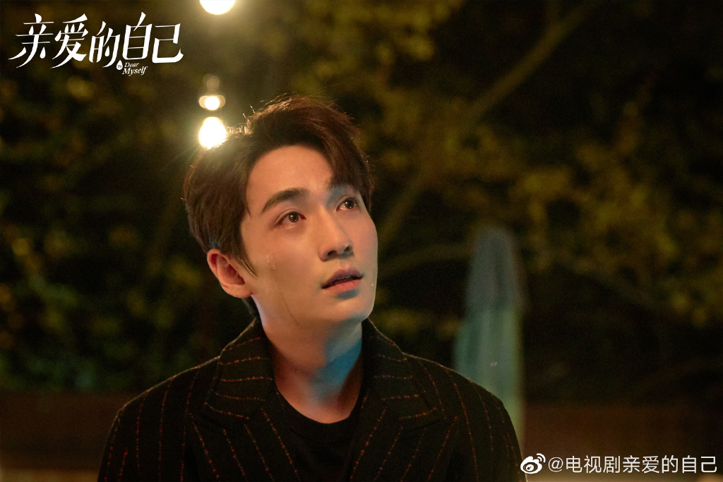 TOP 9 :《亲爱的自己》 | 单年播放量 35.1亿 作为刘诗诗产后复出的第一部作品,还有颜值演技齐飞的朱一龙担任男主角,《亲爱的自己》自开拍起便让陆剧迷们翘首以盼! 然而播出后职场和女性成长主题被弹刻画得不够好,感情戏部分还强拆CP、好几对主线人物都没什么CP感,剧情铺排到最后更是几乎全员BE,导致口碑和收视在中后段失利...实在可惜。