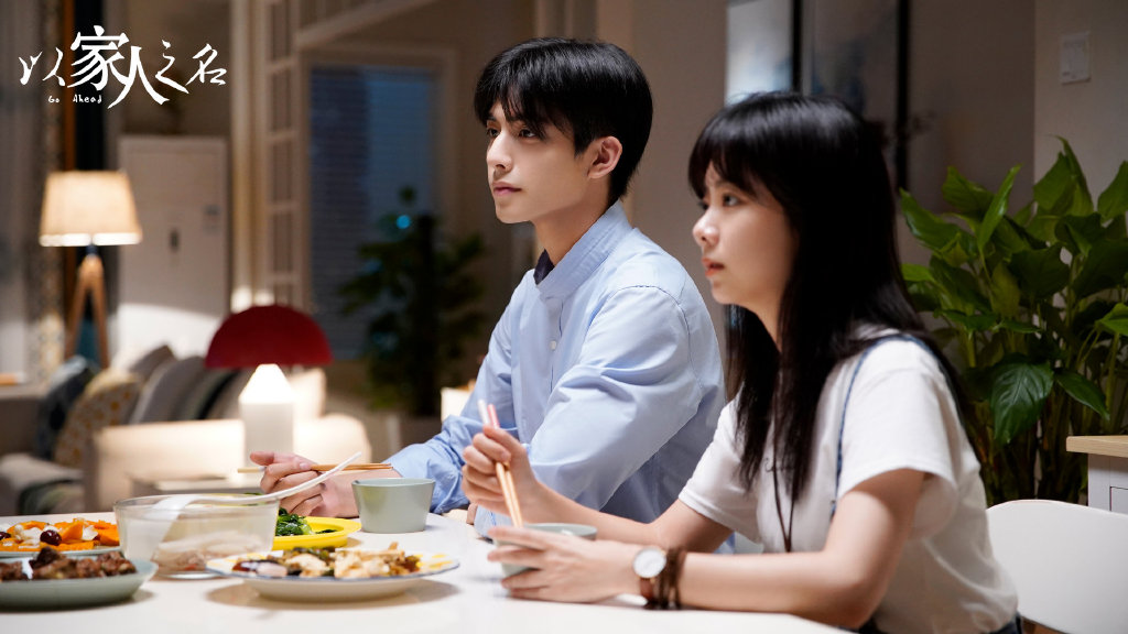 TOP 5 :《以家人之名》 | 单年播放量 51.8亿 几乎占据了整个暑假话题榜的《以家人之名》,每一位主演都给观众留下极为深刻的印象,同时也为剧中宋威龙、张新成、谭松韵等“高颜值+好演技”的年青演员们积累了更高人气! 虽然《以家》剧情后半部分被评有点高开低走,但总体来说还是很值得入坑的一部好作品~