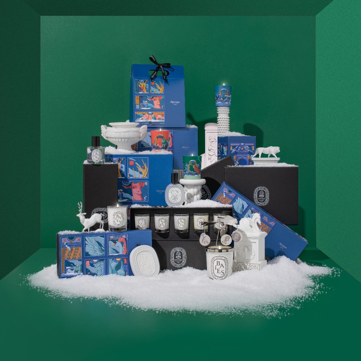 同场加映：圣诞系列Gift Set礼盒 迷你装经典香水（5支7.5ml）礼盒、迷你装香氛蜡烛（5颗35g）礼盒、以及2020限量香氛蜡烛（3颗70g正装）礼盒CP值都非常高！礼盒外包装设计同样是艺术家Ugo Dattoni联手合作款。