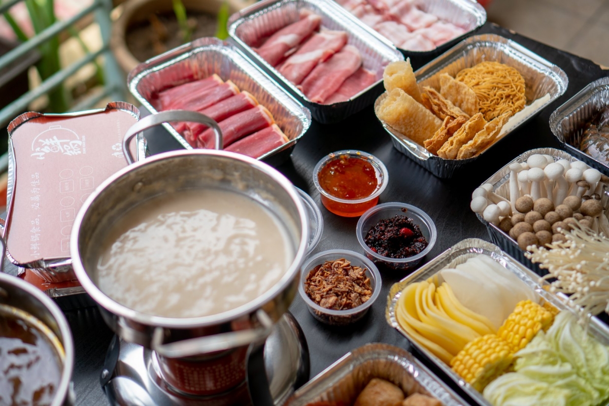 # 4 Xiao Xian Guo 小鲜锅 分别有Set A和Set B可选,两组配套中都包含店家主打的优质鲜嫩肉片以及其他丰富配料,满满一锅吃得超满足!而且目前下单预定价格有15%优惠,一套RM42.40起(2-3人份),CP值真的特别高呢~ (外送)火锅订购方式:【点击查看详情和优惠】