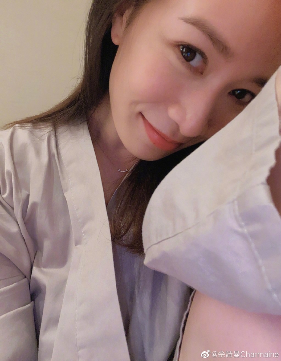 佘诗曼冻龄保养秘诀(四):肌肤和身体都要充足休息 女演员经常需要长时间带妆出席活动或拍戏,所以阿佘在带妆工作以外的时间都会抓紧机会让肌肤休息、尽量素颜。除了肌肤要休息,身体当然也需要!所以也建议想要冻龄的Girls少熬夜、多睡美容觉哦~