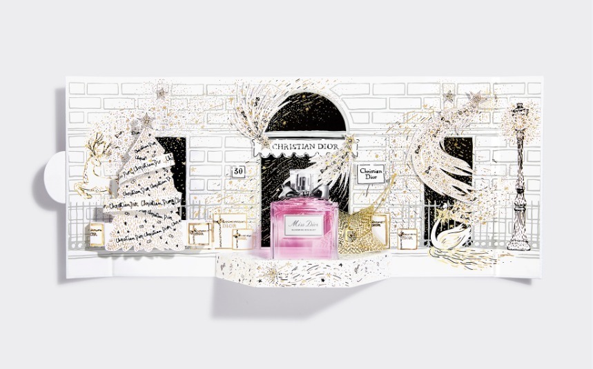 # 5 DIOR圣诞迷你剧场礼盒 DIOR也太懂女孩们的心了吧！？其中这组超级精美的「迷你剧场组」系列礼盒，打开后是个剧场小舞台设计；可选J'adore香氛100ml款、Miss Dior香氛100ml款、或玫瑰精露10ml+J'adore香氛5ml+蓝星唇膏#999套组款。女生收到这款礼盒绝对开心到快疯掉啊（笑）❤️