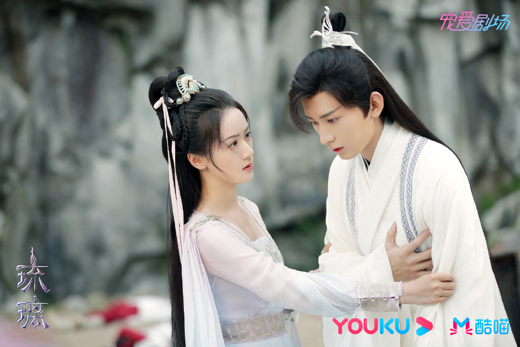 TOP 1 :《琉璃》 《琉璃》无论是在剧情紧凑度、服化道和选角上都表现特优,在本次2020网民最想安利金秋剧榜单中压倒性当选冠军!尤其剧中成毅饰演的禹司凤一角因爱而生、十生十世中即便每一世都为褚璇玑而亡却依然深爱、一心想护她周全,完美诠释了「拥有琉璃心的是褚璇玑,但抵挡一切,甘愿破碎的却是司凤」?❤️ 虐中带甜、甜中带殇的《琉璃》保证看完会趴在「古偶男主天花板」禹司凤的坑底里出不来啊~错过绝对可惜一定要入坑!