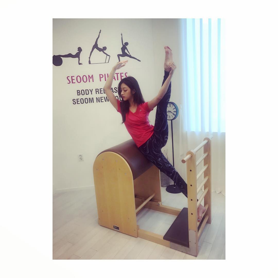 (二)运动维持好身材 赵宝儿女神不是天生瘦身板,早年刚出道那会也有过肉肉身型时期~除了上述饮食养肤瘦身秘诀,她也热衷于皮拉提斯、空中瑜伽运动,维持身材让其更加匀称且凹凸有致。