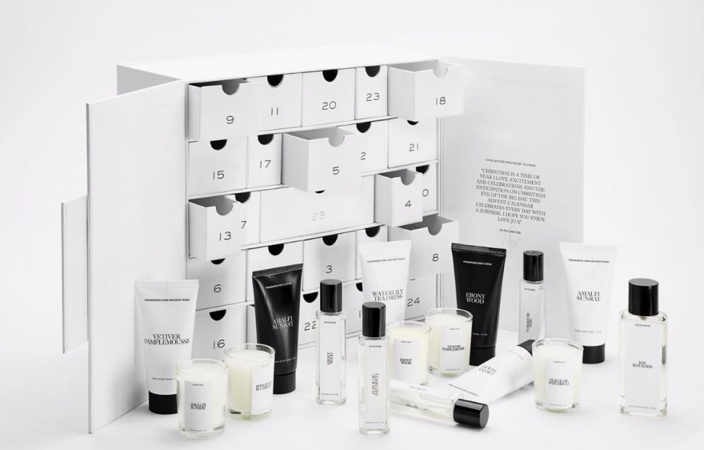 # 3 ZARA x JoMalone 圣诞倒数日历 ZARA Emotion Collection by Jo Loves系列推出的Beauty Wardrobe Advent Calendar一上架不久即售罄，可见该系列的极高人气！双开门设计外盒妆装有24款迷你装香水、香氛蜡烛和身体护理系列，以及藏有一款40ml正装全新「ZARA JO’S RHUBARB EAU DE PARFUM」香水；整体设计、包装都超有质感！敲碗希望马来西亚ZARA也能上架这款礼盒啊～