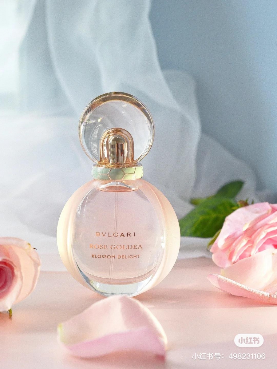 BYLGARI Rose Goldea Blossom Delight EDP 75ml + Travel Spray EDP 15ml + Pouch(RM485):令人心动的奶油粉色外观撩爆少女心,香气被小红书博主誉为「超斩男荔枝玫瑰香」,馥郁玫瑰清香恰到好处、丝毫不会过浓或甜腻。
