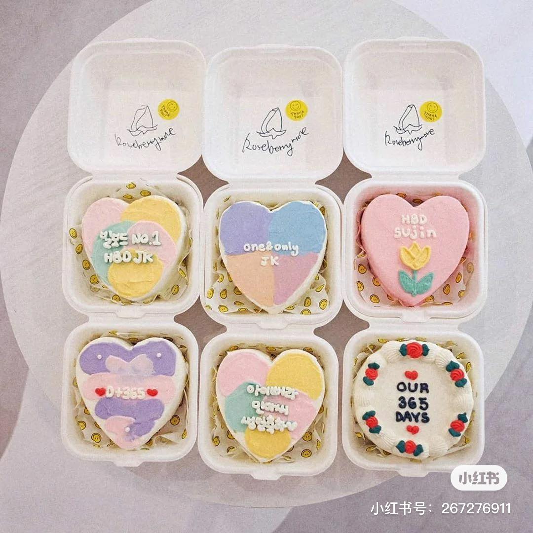 一大颗蛋糕口味比较单一,节庆期间、闺蜜野餐派对很多时候都吃不完;像今天介绍的这种「便当盒蛋糕」就适合一次预定多款口味和设计的,视觉与味觉都大满足! 年尾不妨JIO三两位好闺蜜、或者和另一半宅家开个少少人的小派对,预定几款上述超精美INS风韩式便当盒蛋糕当节庆甜点;不止一饱眼福和口福,用来打卡拍美照也是很不错的选择哟 ❤️