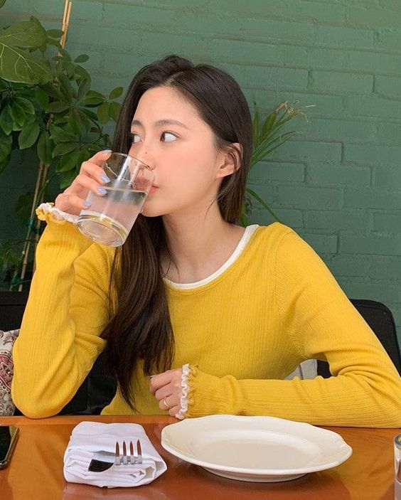 她也补充，减重期间确保身体排毒顺畅最重要；所以除了要多吃蔬果，喝水量一定要充足；她本身每天会规定自己喝1.5L的水～