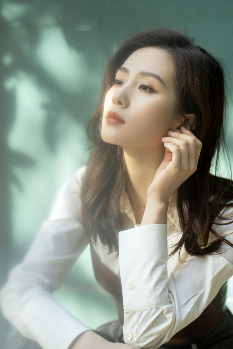 TOP 9 ：刘诗诗 （艺人新媒体指数：7.91） 产后复出高人气依旧的刘诗诗在《亲爱的自己》中表现不俗，今年名列《2020福布斯中国名人榜》第29位；她目前仅有的一部待播作品《流金岁月》与倪妮「双美合作」，光是这个阵容就已经引发强烈期待！