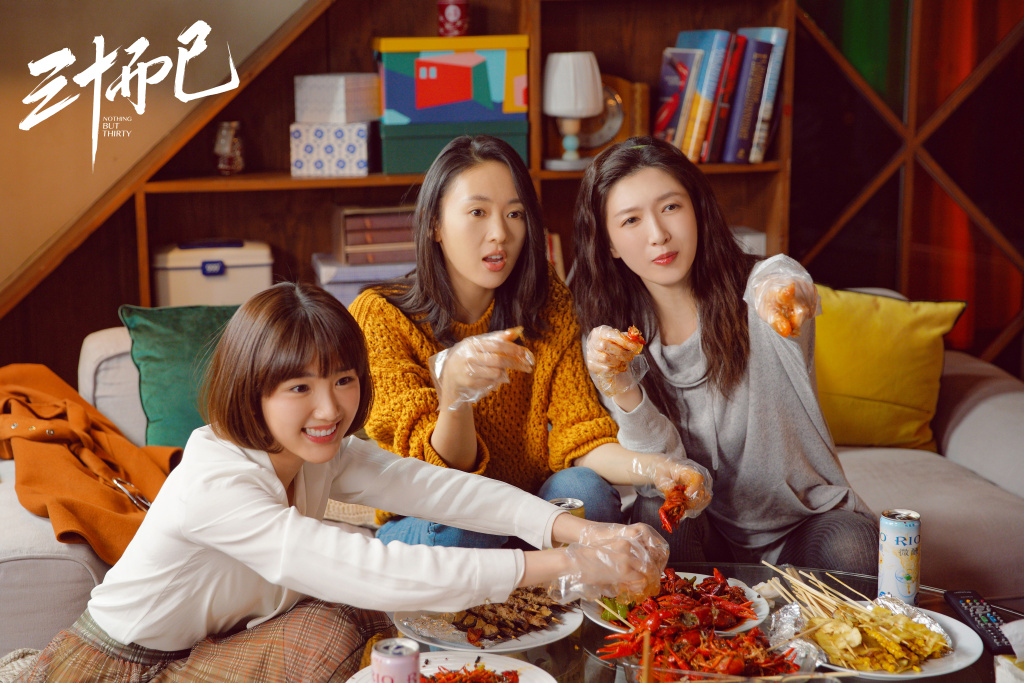 TOP 3 :《三十而已》 | 单年播放量 71.7亿 2020大热门剧集《三十而已》登上年度播放量TOP 3真的一点都不意外;剧情以3位30岁女性的视角展开,有关生活、成长、感情、职场的各种情节和金句都屡屡戳中女性观众们的心,掀起强烈共鸣! 如果要阿编私心推选一部2020必追…肯定果断给集美们推荐《三十而已》!