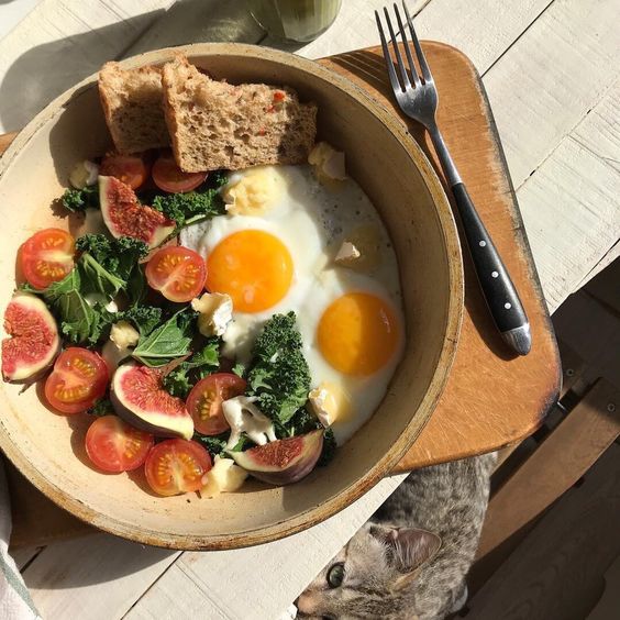 ✨ 星期五餐单： 早餐：小番茄/圣女果10颗、鸡胸肉1片、一杯低脂牛奶 午餐：鸡胸肉1片、生菜沙拉、水煮蛋1颗、香蕉1根 零食：小番茄/圣女果7颗 晚餐：生菜沙拉、鸡胸肉1片、樱桃/莓类水果10颗 ✨ 星期六餐单： 早餐：小番茄/圣女果10颗、香蕉1根、一杯低脂牛奶 午餐：水煮蛋1颗、豆腐、香蕉2根 零食：杏仁5颗 晚餐：小番茄/圣女果5颗、水煮蛋1颗、红萝卜（可生吃/水煮）、黄瓜半根