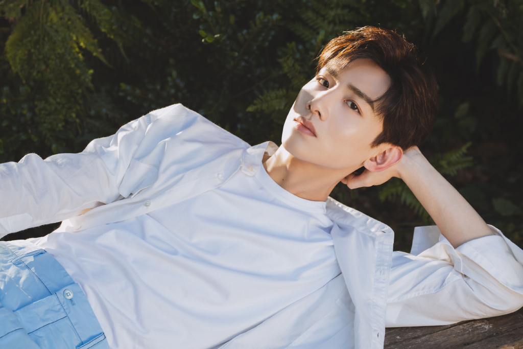 白敬亭 2021新剧:《你是我的城池营垒》、《荣耀乒乓》、《八零九零》、《与晨同光》、《我们的新时代》 共有5部待播作品之多的白敬亭,不久前凭借高评分剧集《平凡的荣耀》中的精湛表现大获好评!来年他有望播出的作品包括:被誉为中国版《太阳的后裔》的《你是我的城池营垒》、与许魏洲双帅主演的《荣耀乒乓》、携手吴倩出演的治愈系都市剧《八零九零》、杀青很久一直没播饿《与晨同光》,以及最新官宣合作好友谭松韵出演的单元剧《我们的新时代》;期待被演员白白霸屏!