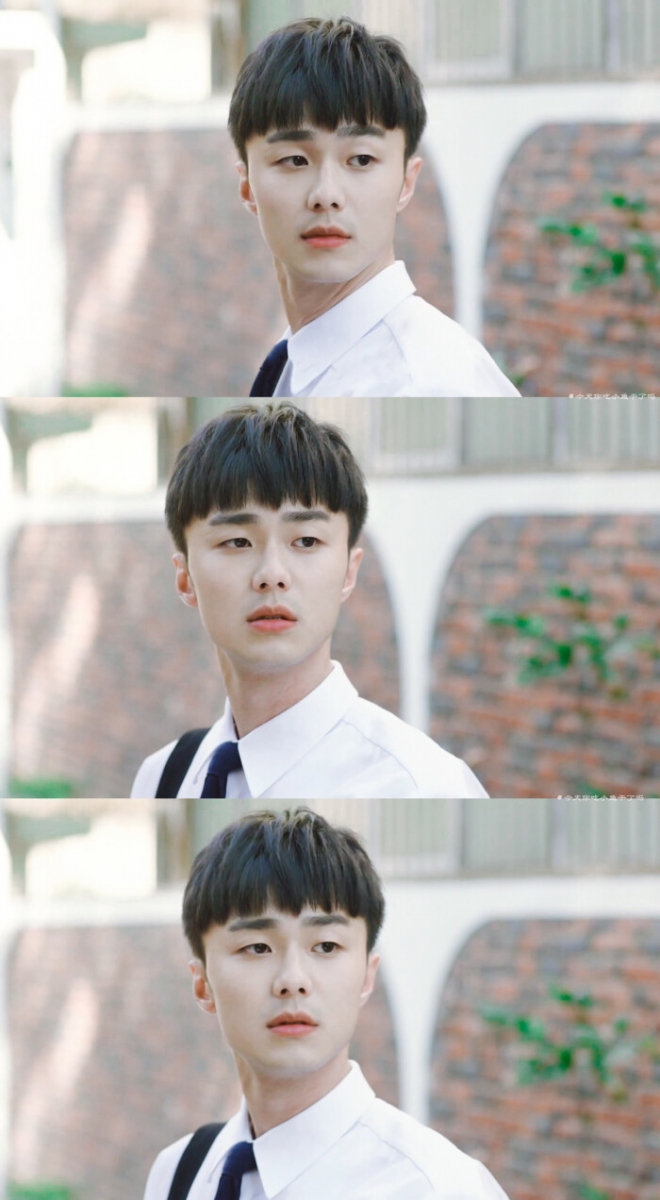 施柏宇：《想见你》莫俊杰 《想见你》不仅让男女主角许光汉和柯佳嬿人气急升，剧中出演男二的新人演员「莫俊杰」施柏宇也圈粉无数！剧中莫俊杰真的好惨一男的（哭）悲惨的身世、右耳失聪被同学嘲笑；把陈韵如放在心上的大暖男，在别人眼中陈韵如的缺点在他这里都是她的专属符号。 知道陈韵如喜欢上好朋友李子维后虽然心痛至极却愿意成全、只想对方开心幸福就好。最后一次穿越莫俊杰对痛苦的陈韵如的大声剖白也让人大感动容；网民留言道：「陈韵如啊，其实只要你停下脚步回头看一看，就会发现莫俊杰一直一直等在那里，从未离开」～