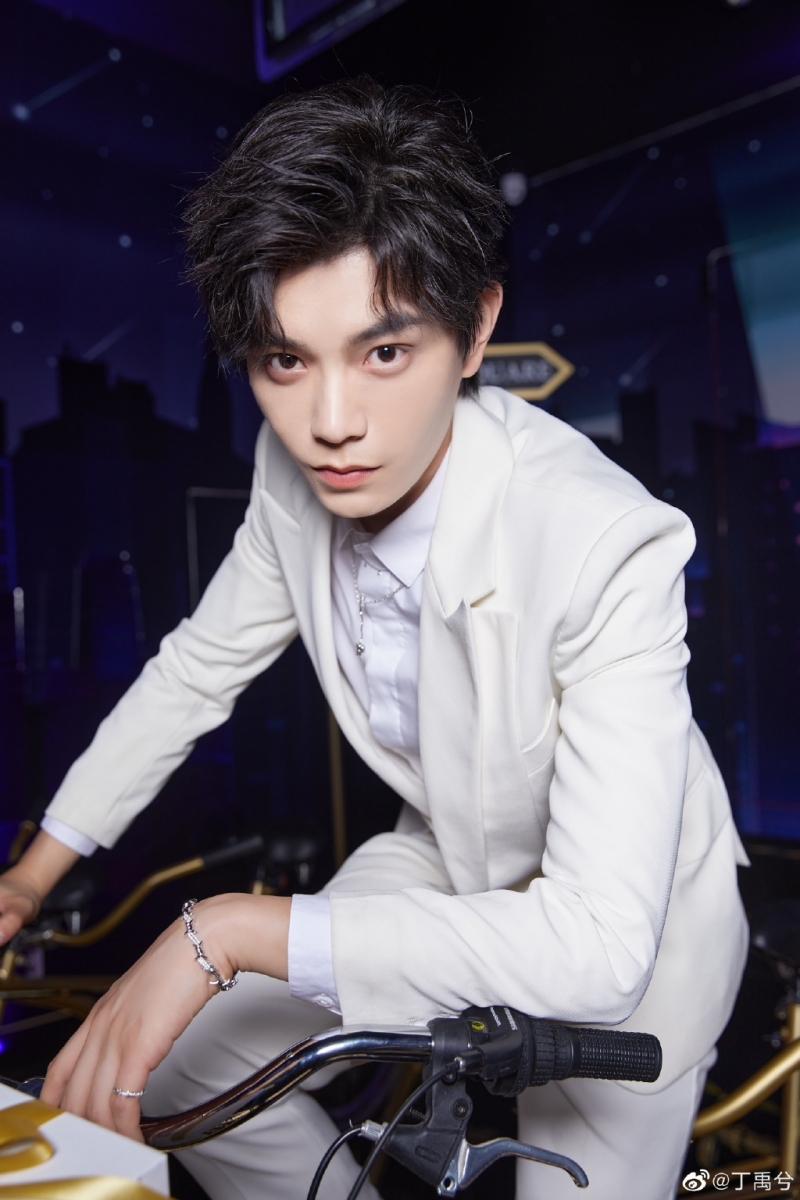 ✨丁禹兮 | 2020已播代表作品:《韫色过浓》、《传闻中的陈芊芊》 今年五月“小丁”丁禹兮一连2部主演作品《韫色过浓》、《传闻中的陈芊芊》开播,超强演技和出众颜值让其人气狂飙,成了不少女粉丝心目中的「年度国民男友」~他和演技派新晋男演员彭昱畅主演的电影《天才游戏》今年7月官宣,紧接着10月份和虞书欣领衔主演的《月光变奏曲》正式开拍,看来明年大小屏幕都能见到小丁的身影唷!