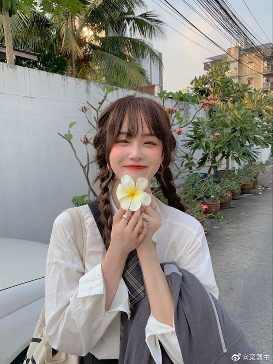 简单发型教程(四):日系蓬松双马尾 1、将头发从后分为左右两区;左边耳上头顶处取一小撮头发扎在一起,中间挖个凹洞往内翻转。 2、从这束头发左右两侧各抓取一小束头发,和它一起编成三股辫~ 3、稍微拉松调整好后,将剩下的左区头发绑在一起;想要隐形发圈可以去一小束头发缠绕在发圈处固定好。 4、右边重复同样动作就完成双马尾编发造型喽~