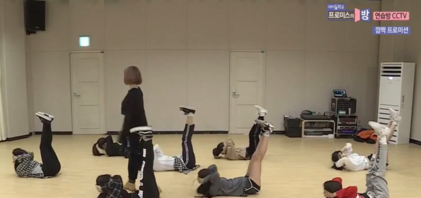 动作(三): 继续动作不要停~这次换双腿同时抬高伸直呈90度,同样先缓缓地做4下,之后速度加快做8下。