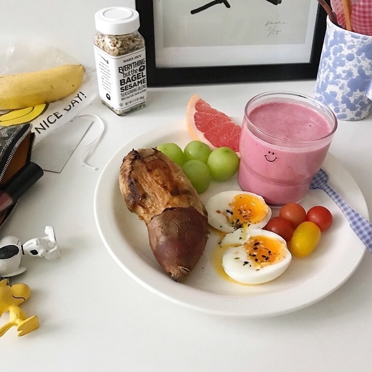 ✨ 星期三餐单： 早餐：水煮鸡蛋2颗、樱桃/莓类水果5颗、苹果半颗 午餐：花椰菜适量、鸡胸肉一片、小番茄/圣女果10颗 零食：红萝卜（可生吃/水煮）、黄瓜半根 晚餐：鸡胸肉1片、花椰菜适量、生菜沙拉 ✨ 星期四餐单： 早餐：花椰菜适量、香蕉1根、苹果半颗 午餐：生菜沙拉、红萝卜（可生吃/水煮）、黄瓜半根、豆腐 零食：豆腐 晚餐：豆腐、小番茄/圣女果5颗、红萝卜（可生吃/水煮）、黄瓜半根