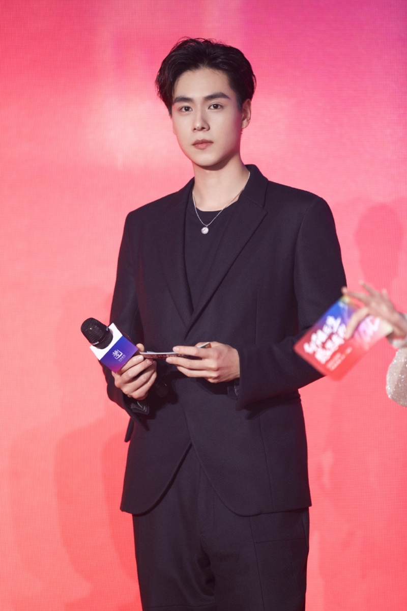 胡一天 2021新剧:《小风暴之时间的玫瑰》、《亲爱的,挚爱的》、《你好神枪手》、《暗恋橘生淮南》、《青春须早为》 男神胡一天的2021待播剧有5部这么多!其中《亲爱的,挚爱的》作为爆款剧《亲爱的热爱的》姐妹篇,刚宣布开拍之际便攒足高人气;《你好神枪手》和《小风暴之时间的玫瑰》此前分别释出了海报和预告,与2为女主角邢菲和乔欣逗展现了满满CP感!杀青许久的《暗恋橘生淮南》、《青春须早为》则迄今迟迟未有定档消息,大家一起继续耐心等一等吧~