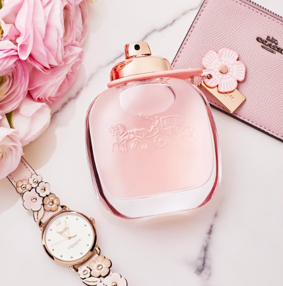 Coach Floral EDP 30ml(RM215):前中调是热带感花果香,散去后会留下高级感十足的奶油木香;瓶身和瓶盖处悬挂的粉色茶香玫瑰皮革都超有质感!