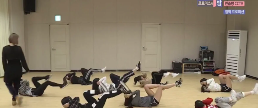 动作(五): 坚持抬起肩部的姿势,腿部一侧屈膝一侧蹬直,像空中起脚踏车一样;左膝盖抬起时与右手肘轻碰一下,另一边也如是。先缓慢进行做8次,之后速度渐渐加快坚持30秒。