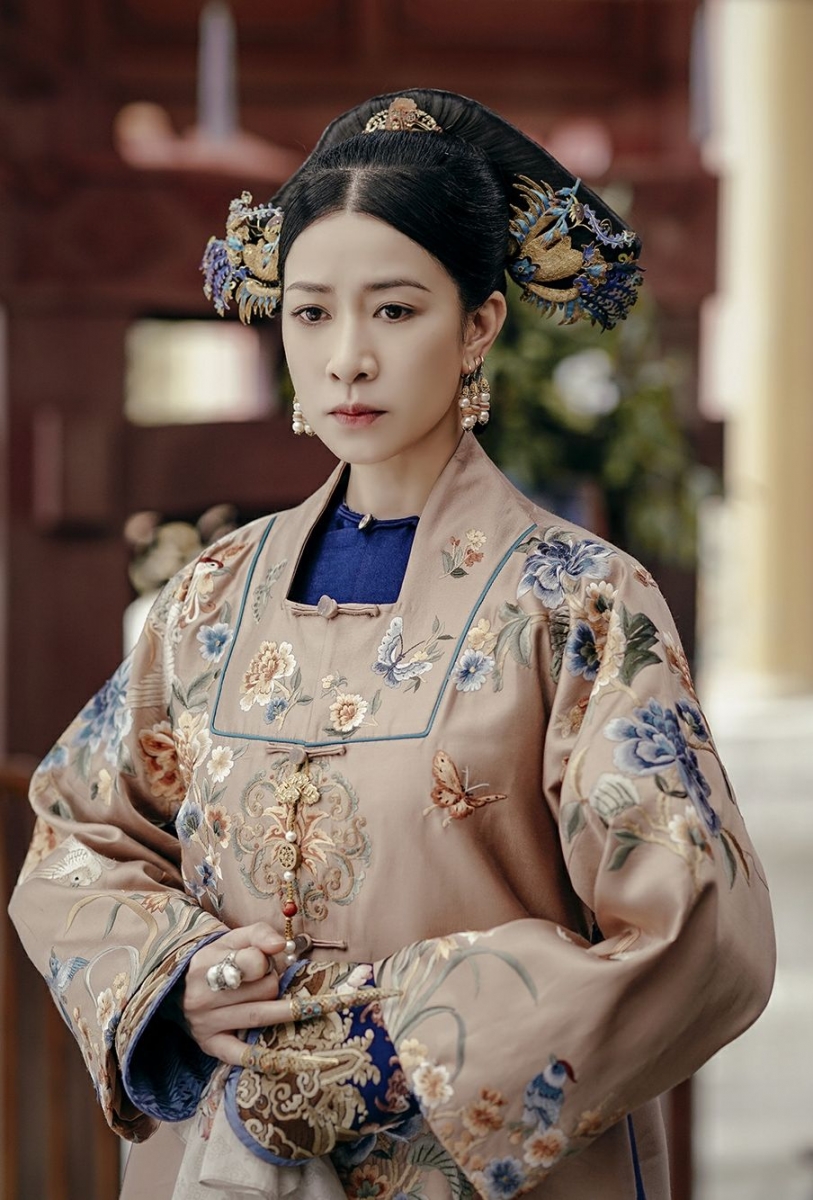 45岁女神佘诗曼近几年凭借《使徒行者》钉姐丁小嘉、《延禧宫略》娴妃、《鬓边不是海棠红》二奶奶范湘儿等脍炙人口的角色深入民心,人气和热度在全球华人地区丝毫不减!