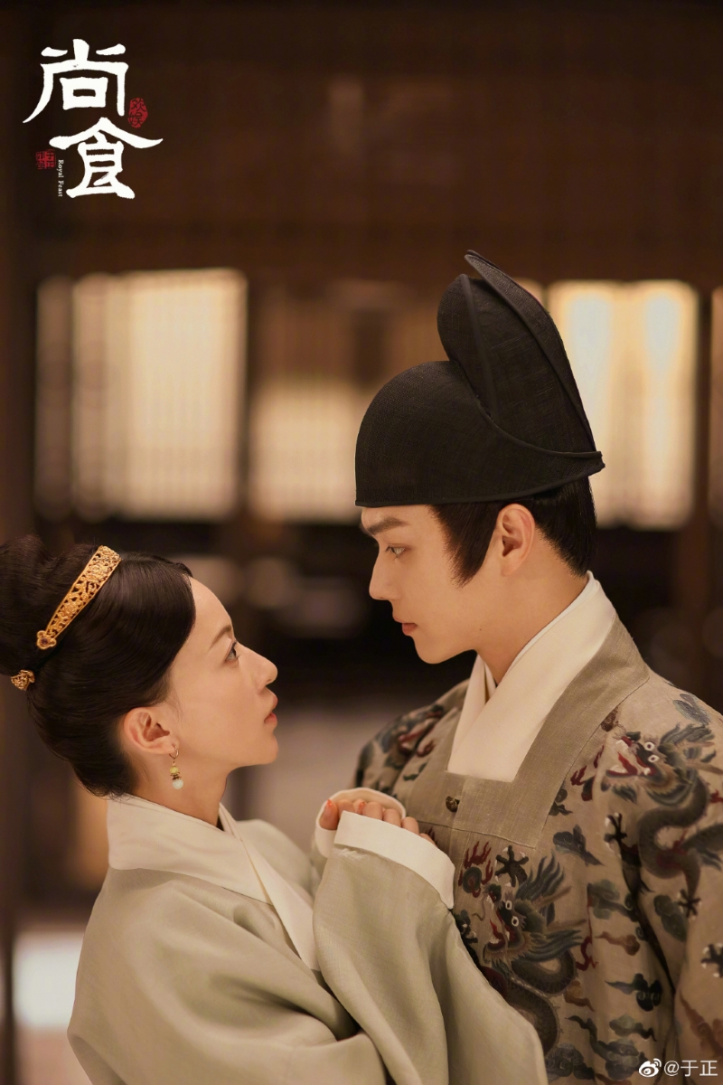 许凯 x 吴谨言《尚食》(已官宣) 《延禧攻略》中让观众超级意难平的「傅璎CP」终于在新剧《尚食》中合体,CP粉们千万不要错过喽~故事讲述大明永乐年间姚子衿入选尚食宫宫女,于深宫之中坚持对中华美食技艺的追求并一路成长,同时也邂逅了皇子朱瞻基展开一波三折的爱恋。期待这次俩人可以有圆满结局啊 ❤️