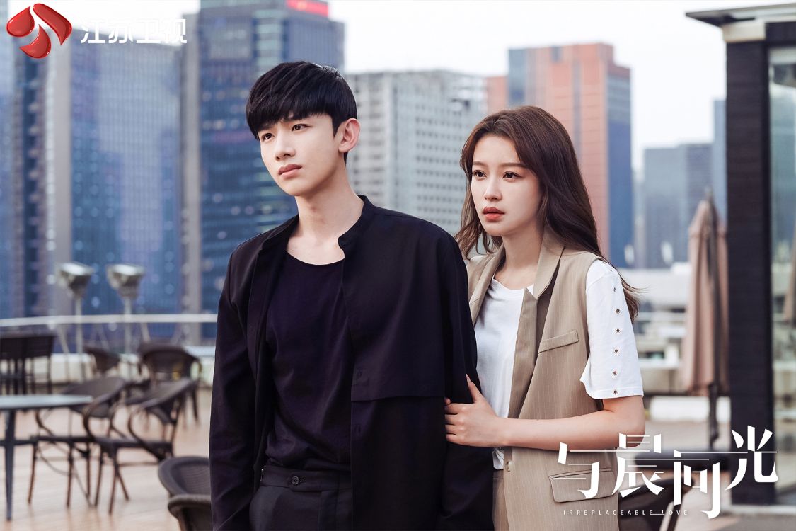 # 8 《与晨同光》 终于定档11月27日开播的这部《与晨同光》由白敬亭与孙怡领衔主演,压了2年才播的命运和爆火的《锦衣之下》很相似呢~故事讲述女主角黎初遥的亲弟弟初晨在一场火灾事故中身亡,母亲因承受不了打击变得疯疯癫癫。 因故被初遥收留的李洛书被当成了已经离世的初晨,一家人因李洛书的出现逐渐被治愈、开始正视未来。后来俩人终于相爱,却不承想逃不过责任束缚无奈分开… 严格说来《与晨同光》剧情更偏向甜虐走向,希望白白这次可以摆脱注孤生啊 ?