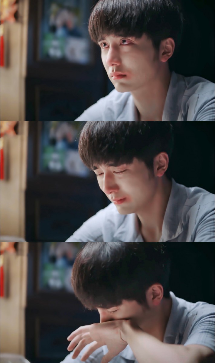 张新成：《以家人之名》贺子秋 今年暑假承包了观众笑点和哭点的《以家人之名》「小哥」贺子秋扮演者张新成，演技实力在剧中大爆发！懂事的他总为了不成为李爸和尖尖的负累决定跟随亲生父亲赵华光出国，明明过得不好却还想要成为别人的小太阳，拼命赚钱只想守护温暖了他世界、从来没有抛弃他的李爸和尖尖。 一段对生母贺梅的剖白让屏幕前的观众忍不住跟着一切暴风哭泣：「你当年抛弃我我不恨你；赵华光抛弃我我也不恨他；我只是觉得...我特别特别地丢脸。为什么每次被抛弃的都是我？为什么每一次都是我...是我有什么问题吗？我一直想...一直想...就是想不明白。」? 小哥不哭眼泪是珍珠～快到观众怀里来、我们要你！