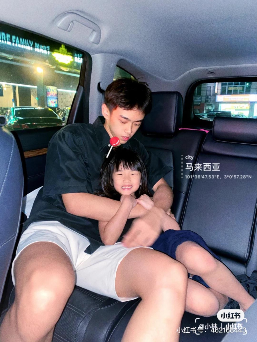 月前Amos还在小红书上分享了「有个差11岁的妹妹是什么体验」,字里行间都能看出宠妹属性啊(笑)留言底下的粉丝表示:我也想要这样一个哥哥,太甜了;别人家的哥哥从来不会让我们失望~