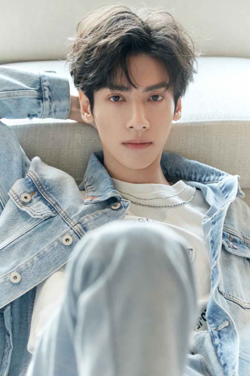 TOP 2 ：罗云熙 （艺人新媒体指数：8.80） 原味糖浆CP的「袁帅」罗云熙凭借超高人气摘得本月网络势力榜亚军殊荣～目前他的待播作品《皓衣行》和《心跳源计划》都备受瞩目；不久前有传罗云熙将和程潇携手主演《良言写意》，仍有待剧组官宣～