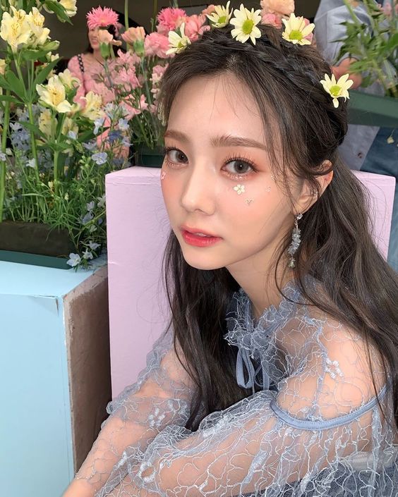 3、之后用亮片色点缀在眼皮正中央,偏白细致珠光色用以提亮眼头和卧蚕。 4、用眼线液笔画出眼尾微微上挑的半截式眼线,睫毛膏刷好上下睫毛就完成咯~