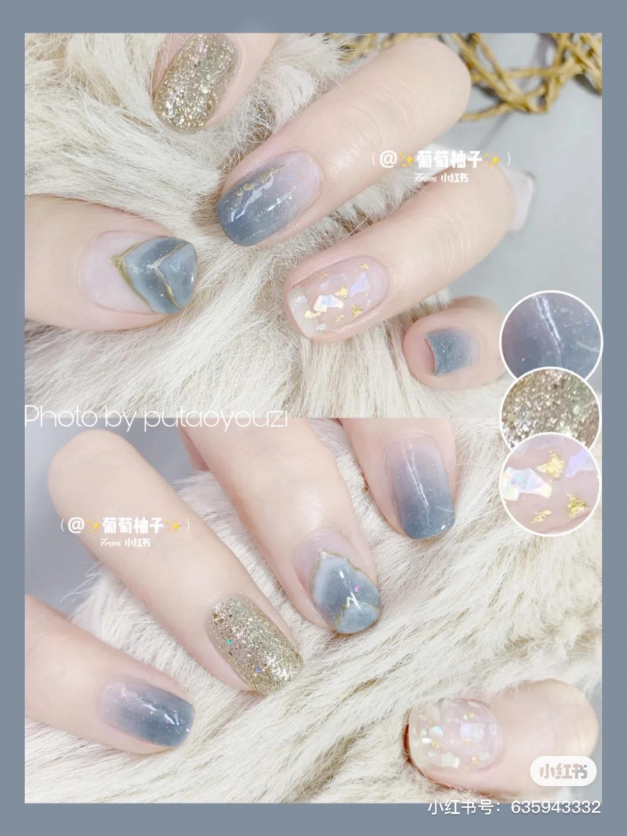 # 2 星辰海浪清水蓝美甲,带灰度的雾霾蓝色气质又显白;搭配金闪、透明底色贝壳金箔作跳色设计,效果也太好看了吧!?