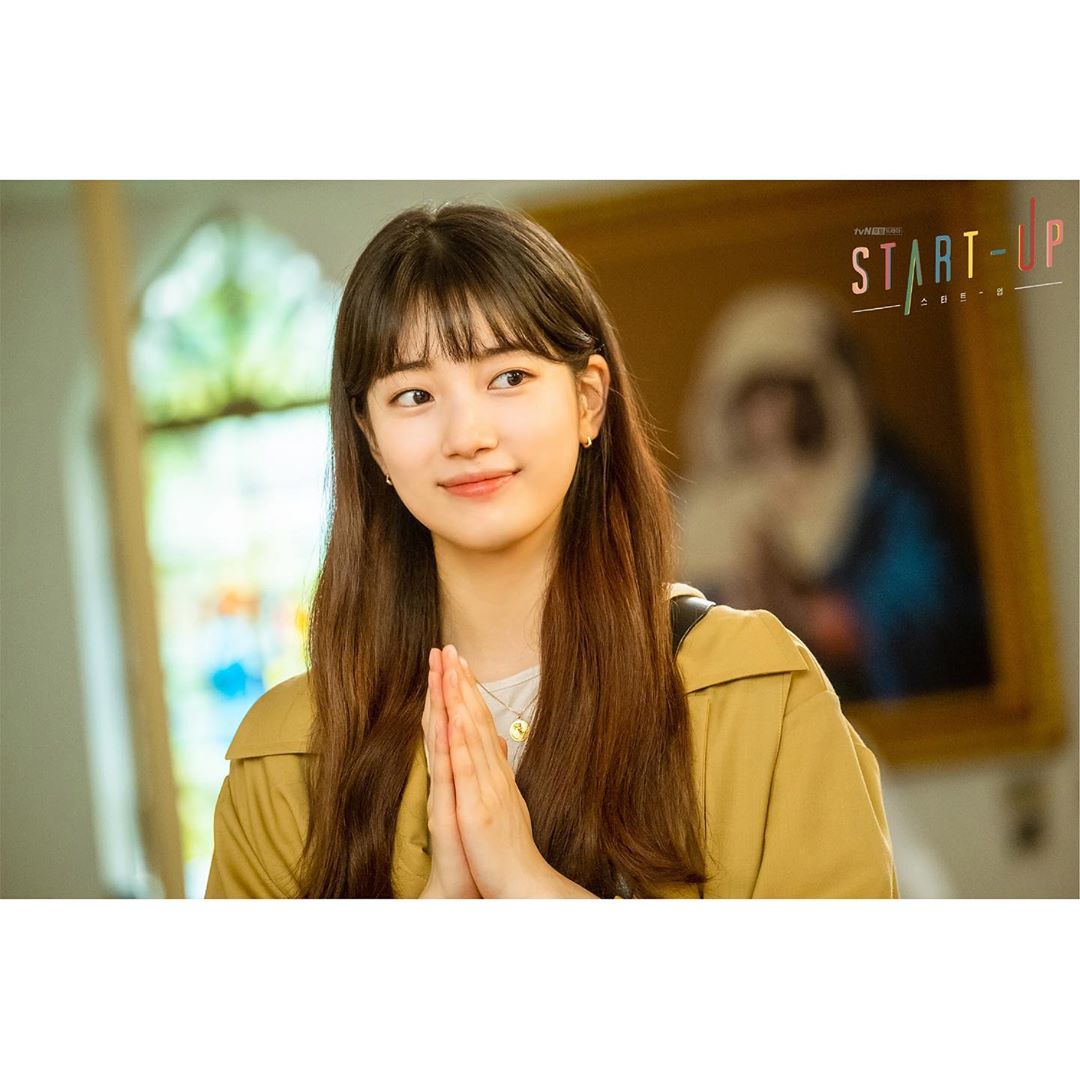 (二)不用粗糙毛巾擦脸、上保养品要有耐心 洗完脸后她强调不会用表面粗糙的毛巾搓揉皮肤,避免拉扯到肌肤导致细纹增生;使用干净柔软的毛巾或卫生洗颜巾在脸上轻拍按压一下即可。 秀智也提醒女生们洗完脸后上保养品要有耐心,一定要确保每一层保养品上脸吸收好后才接着涂上下一层保养品,不要为求速度快一样接一样快速拍上脸~