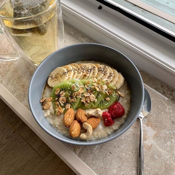 最后博主 @ mushroom 还加码提供了自己的饮食管理秘诀，搭配上述运动效果更加乘哟！ 早餐：一碗麦片粥 午餐：正常饮食即可，但尽量少吃淀粉类、油炸和重口味食物。 晚餐：水果配无糖酸奶优格