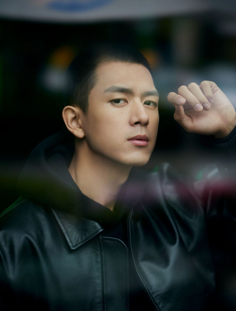 TOP 2 :李现(15354856票) 去年火了一整个暑假档的李现魅力无法挡;其高颜值加上细腻且有层次感的表演,演艺实力无论在电影圈或电视圈都极度备受看好!今年「现男友」虽然没有电视剧作品播出但高人气依旧,在本次评选中收获亚军好成绩~ 其和陈立农主演的古装奇幻电影《赤狐书生》将在来临十二月于中国电影院上映;主演的年代史诗剧《人生若如初见》未播先火,有望在明年和观众见面。