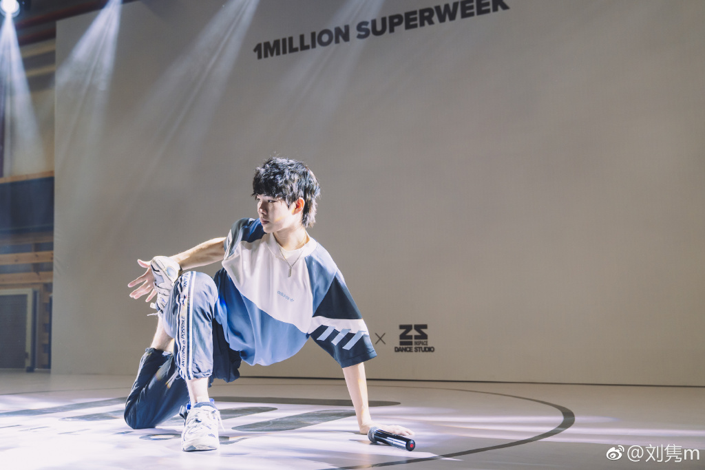 曾为易烊千玺、Hebe编舞 出任GOT7舞蹈监制! 刘隽来自马来西亚森美兰州芙蓉,与上一届《青春有你第二季》的马来西亚籍练习生黄欣苑一样,曾任韩国1MILLION Dance Studio舞蹈工作室旗下艺人。