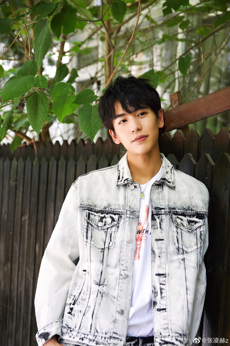 ✨ 张凌赫 | 2020已播代表作品:《心动的瞬间》、《少女大人》 少年感十足、帅气值破表的张凌赫1997年生,毕业于南京师范大学电气工程专业并非表演科班出身~他自去年正式踏入演艺圈至今已经主演了3部作品,其中已播出的古装言情剧《少女大人》、不久前播毕的《心动的瞬间》都收获不错评价;期待小哥哥继续走花路、发光发热,塑造更多深入民心的作品!