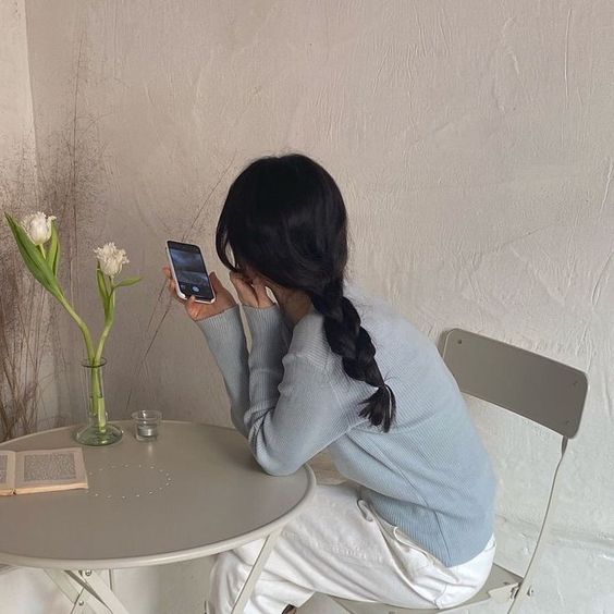 随便扎个马尾、甚至不扎头发就出门,很容易看起来没有造型感~今天这篇简单发型教学来给女生们整理出4款「减龄编」Tips,步骤不繁杂手残党也能轻松学会,Easy Get精致女孩感、元气女团造型!