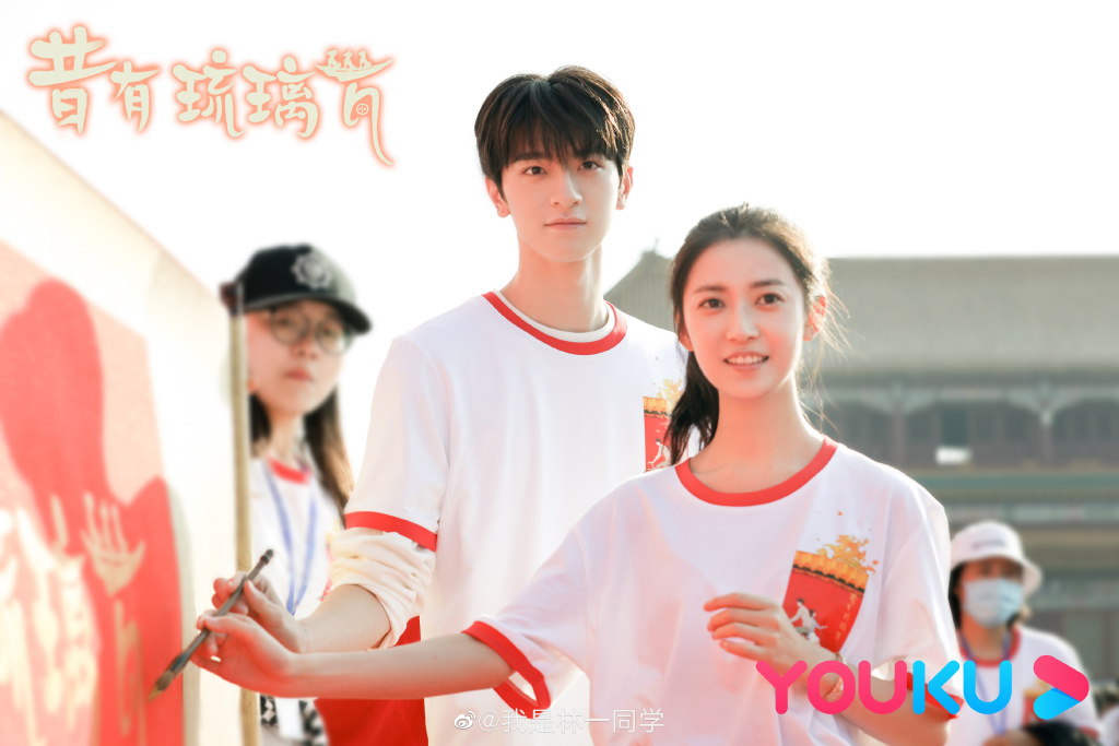 林一 2021新剧:《良辰美景好时光》、《昔有琉璃瓦》、《玲珑》 去年凭借《致我们暖暖的小时光》「顾未易」一角深入民心的男神林一,今年至今为止并没有作品播出。他的首部古装作品《玲珑》杀青了好段时间,但目前还未有定档消息;携手徐璐领衔主演的《良辰美景好时光》此前高甜预告一出即刻引发期待,有传可能在明年1月定档。目前他合作新晋女神陈钰琪的都市爱情剧《昔有琉璃瓦》刚开机不久,期待很快可以和观众见面!