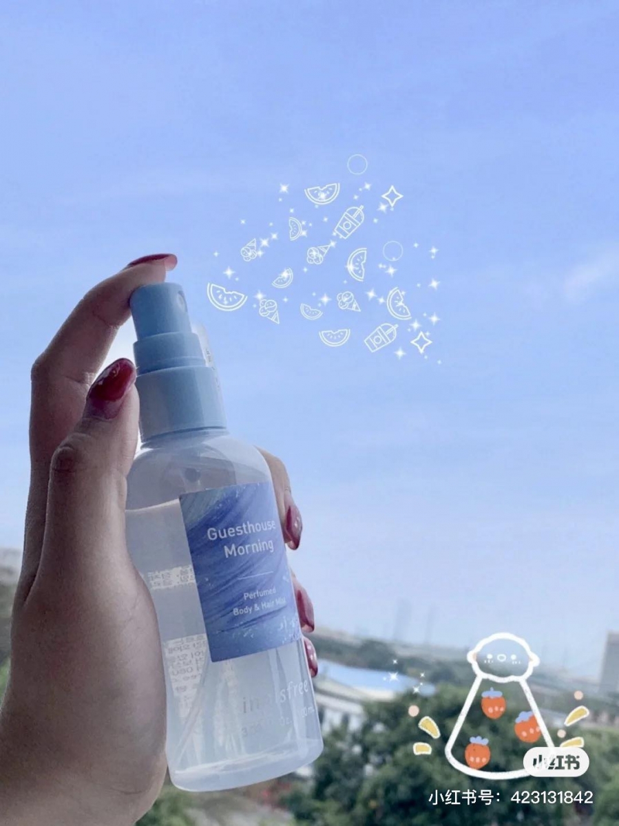 # INNISFREE Perfumed Body & Hair Mist # Guesthouse Morning 最后阿编私心推荐的这款Innisfree家小资女必收身体+发香喷雾,价格RM20+超佛心便宜又大碗、学生党也能无负担轻松入手;虽然没有上述几款香水嗅觉上的丰富层次感、持久度也没有那么强,但干净柔和的皂感清新香味很好闻,有点Baby Powder的感觉~CP值还是蛮高的!