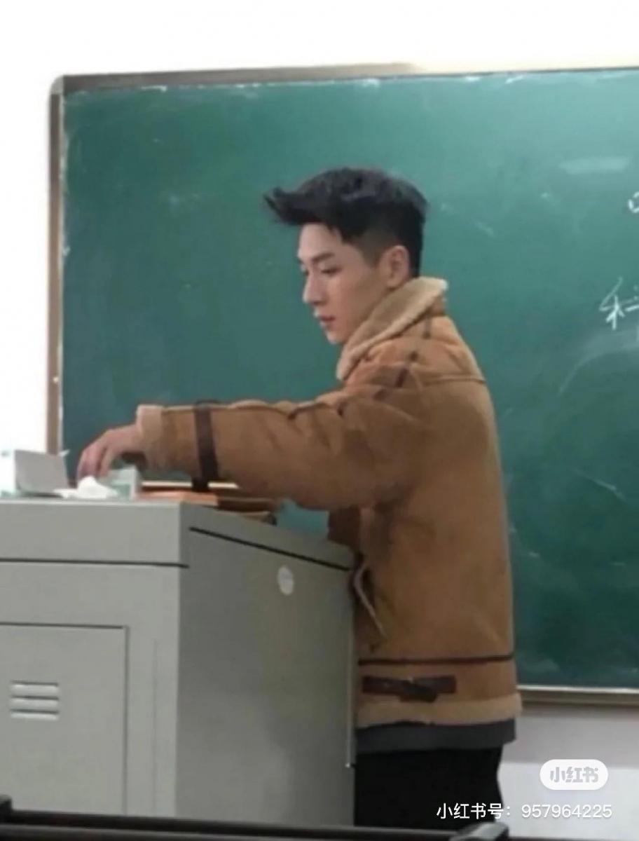 另一位有点撞脸直播一哥李佳琦、在大学任教的高颜值韩语老师,监考期间被学生偷拍照片发上小红书后掀起热议;侧颜也被指和张艺兴很神似。