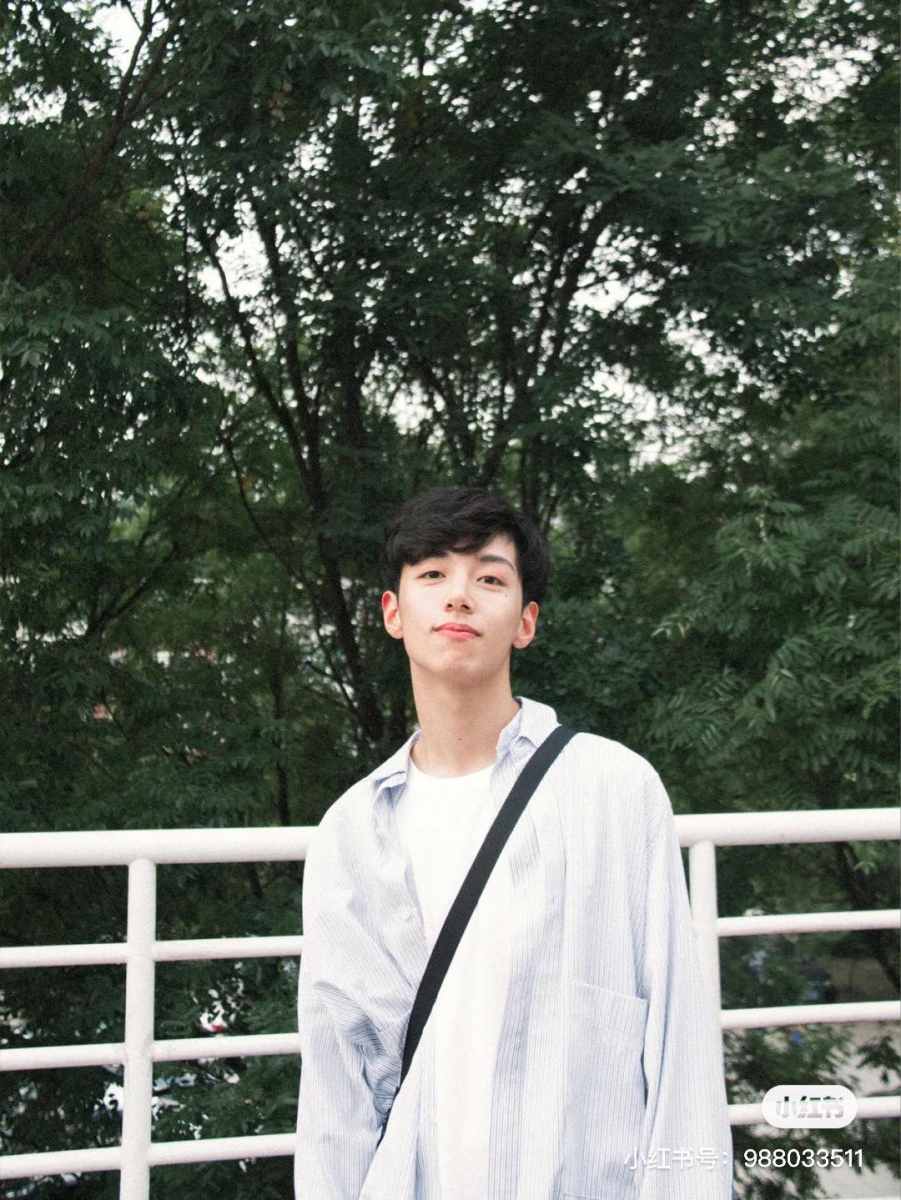 另一位在小红书和抖音上爆红的初一数学老师李江涛,帅气长相吸引了超多人报班他的长假期网课~而且李老师还是个爱猫男孩,人设超加分啊!