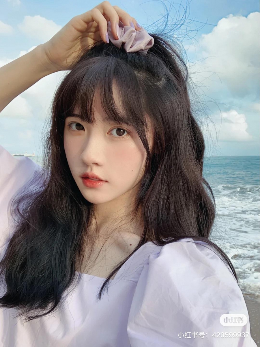 好看还不挑脸型的发型不一定都是大神级难学款～今天来给女生们推荐的5款「初恋女神feel」减龄款发型教程就很EASY！年底派对聚会多，不妨把这几款几分钟内轻松搞定的简单发型学起来派上用场，让TA一眼心动！?