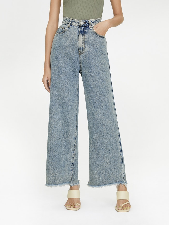 倒三角身型:上围较为丰满、肩部较宽,四肢较纤细;腰线不太明显、臀部较平。 推荐选择让下半身更具分量感的: 阔腿裤 >> 【点击查看购买详情】 喇叭裤 >> 【点击查看购买详情】 哈伦裤 >> 【点击查看购买详情】