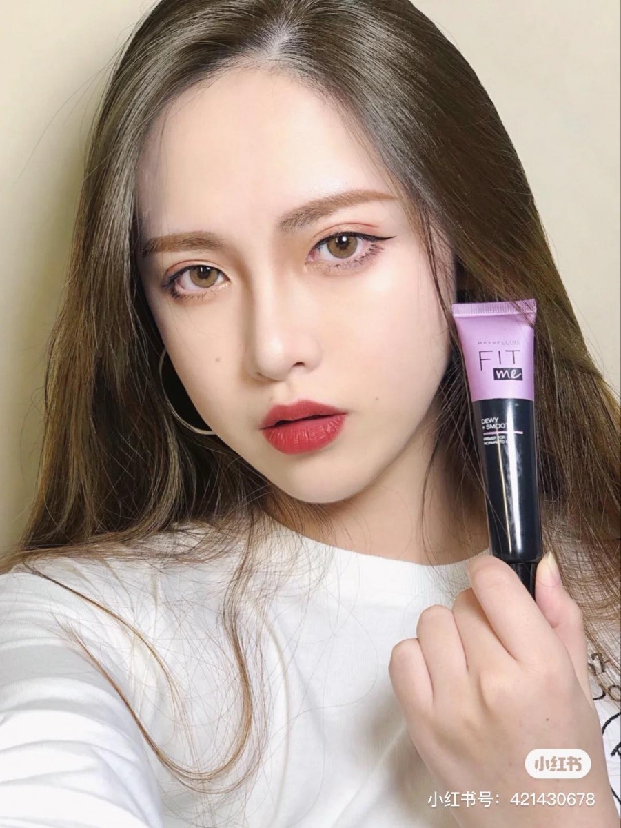 # 1 Maybelline Fit Me Luminous and Smooth Primer 保湿款妆前乳（RM29.50）>> 链接 / Matte and Poreless Primer 控油款妆前乳（RM29.50）>> 链接 Fit Me系列除了粉底液和粉饼必入手，这款妆前乳绝对也是「宝藏」等级啊！紫色款适合干性肌肤，含保湿滋润效果；绿色款则有控油效果，适合油皮和混油皮。上脸后会感觉毛孔状态变得细致平滑，成膜速度快还完全不干～试用在手上能明显看见它填平纹路的惊艳效果！