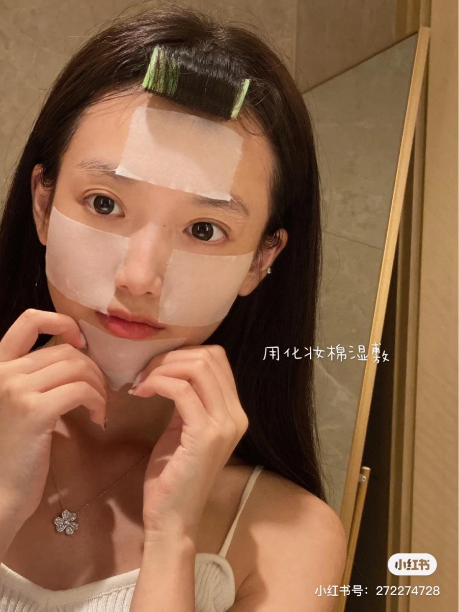 湿敷秘诀 1 :确保湿敷棉彻底浸湿 上脸前湿敷绵一定要确保完全浸湿,湿敷棉打湿的足最佳状态为「整体吸饱化妆水、手轻轻捏会有一点水份挤出」。韩国女生推荐的镇静泛红肌肤用法是:将化妆棉浸泡在倒入适量化妆水的小玻璃瓶里,用保鲜膜封存放到冰箱里10-15分钟左右拿出来使用;肤质偏干的女生可以滴入几滴纯植物萃取精华油加强舒缓保湿效果。