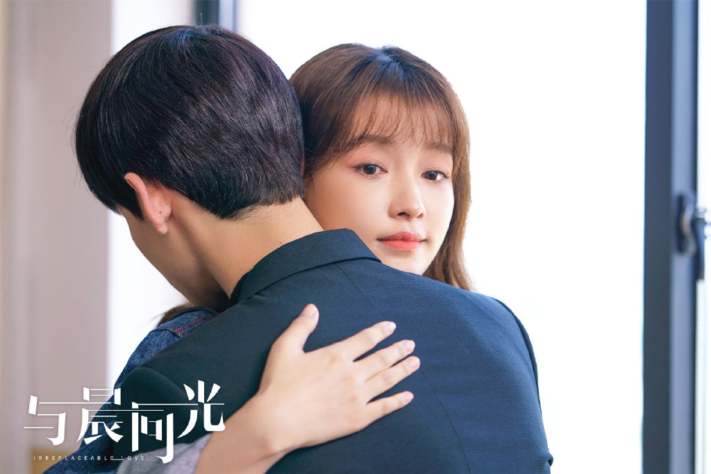 12月必追 #5:《与晨同光》 「白白」白敬亭压了2年的《与晨同光》(原名:初晨是我故意忘记你)终于播出了!剧中他饰演的「李洛书」自小失去亲人,因故被失去了儿子的黎家母亲当成了黎初晨,自愿代替逝去的好友初晨照顾黎家并默默守护“姐姐”黎初遥。在最灰暗无助的日子里他们相互扶持,初遥也终于认清自己的心与一直陪伴在自己身边的李洛书相爱;却不承想二人终是逃不过责任的束缚无奈分开… 白白在该剧开篇时非常带感的「双面人设」超圈粉!姐姐面前时乖巧弟弟小奶狗,回到职场穿上西装秒变商业精英CEO,少年感和霸气总裁感都轻松Hold住!据知这部的原著故事超虐(哭)wuli美强惨李洛书的结局希望不要「注孤生」啊 ?