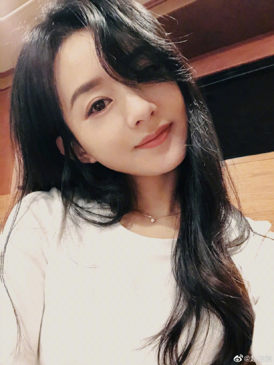 Tips 2 :定期去老废角质 肌肤吸收力更好    眼周肌肤是脸上最显显老的位置;想要和赵丽颖一样和眼周细纹皱纹、眼袋、黑眼圈,除了要从20+岁起注重涂抹清爽型眼霜并搭配轻柔按摩,最重要的还有「充足睡眠」。养成良好睡眠习惯和作息,皮肤也能从而收获充分的休息,状态才会更好哟!