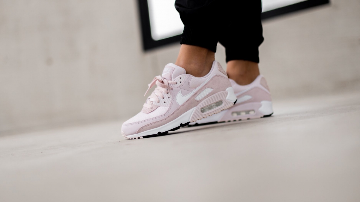 # Nike Air Max 90 Barely Rose 玫瑰烟粉 饱和度偏低的玫瑰烟粉色为主、中底前端和勾勾标志部分以白色点缀; 整体鞋型加上配色都女孩感十足!穿搭上也很好搭配呢~目前在 >> JD Sports 或 >> NIKE官网 都能购得 。(参考价格:RM495)